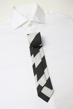 DE LUXE Trevira Krawatte Herren ONE SIZE Gestreift Schwarz/Weiß Spitz