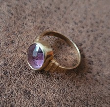 Goldring mit Lila Stein