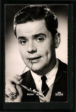 Ansichtskarte Schauspieler Walter Giller lässig mit Brille 