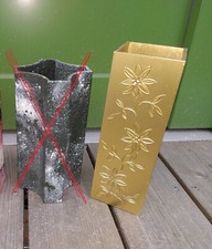 schwere schöne Blumenvase goldene Vase aus Metall in gold mit Blumenmotiv