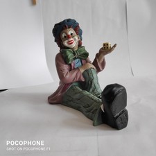 Gilde Clown, weiblich, sitzend langgestreckt, Würfel, grün blau lila, 17x8x14 cm