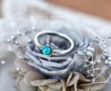 Feueropal Perlen verstellbarer Ring, Sterlingsilber weißer und blauer Opal Kugelring