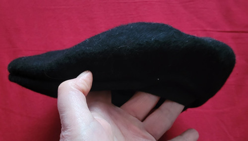 Schwarze barett mütze mit - schwarze, barett-mütze