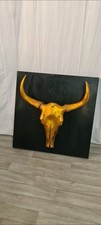 Stierschädel auf Holzplatte -