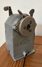 Uralt! CARAN D'ACHE Spitzmaschine manuell, Metall