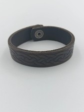 Dunkles Lederarmband mit keltischem Muster