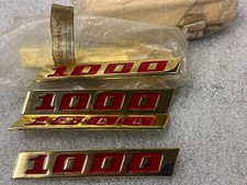 1x NSU Prinz 1000 Gold Emblem Schriftzug Schild für Kotflügel (NW737) Neu NOS