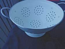 KEA GEMAK Durchschlag in Elfenbeinweiß, Modernes Küchensieb aus Emaille und Stah