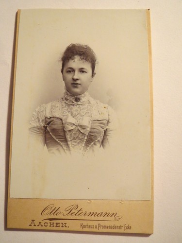 Aachen junge frau portrait - -,