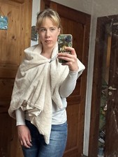 Cape Stola Jacke Cardigan Weiß Veganer Pelz vegan mit Brosche Han