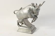 C25U70- Zinn Zunft Trinkgefäß springender Stier mit Wappen