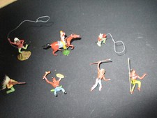 8 vollplastische ZINNFIGUREN, Cowboys und Indianer, H. ca 4,5 cm, untersch. Pos.