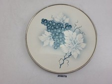 Tortenplatte Kuchenplatte Keramik weiß blau Trauben Metallmontur Vintage #259078
