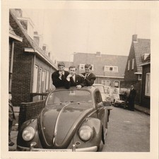 Vintage Foto Männer mit VW Käfer Auto Oldtimer PKW Car