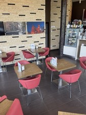 Stühle und Bänke günstig abzugeben – gebraucht, aber in gutem Zustand!