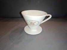 Porzellan Kaffeefilter  „Kaffee mit Liebe gemacht“  weiß, 4-Loch