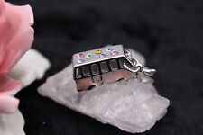 Anhänger Charm kleiner rosa Bus aus Metall mit mehrfarbigen Kristallen