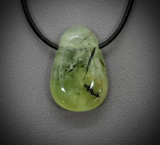 +Natur+ PREHNIT EDELSTEIN-ANHÄNGER TROMMELSTEIN - gebohrt mit Lederband #19