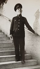 Mann in Uniform Briefbote