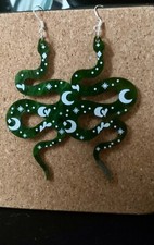 Handgemachte grüne Schlangen silberfarbene Ohrhängerpaar Modeschmuck