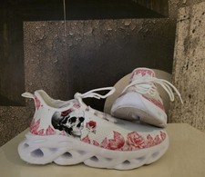 weiße Sneaker mit Blumen und