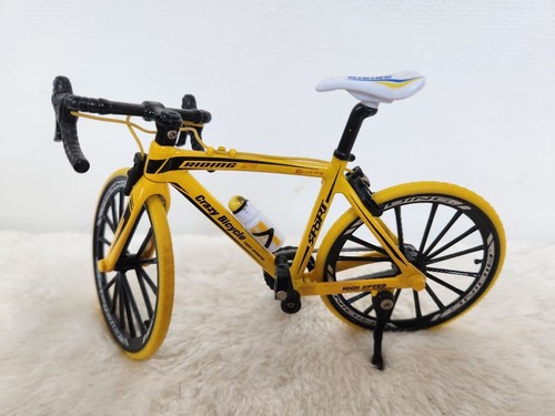 Gelbes rennrad miniaturmodell - rennrad,