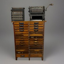 Museumsstück Setzkasten Schrank Drucker Multigraph USA Antik mit Zubehör