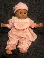 Eine niedliche Baby-Puppe für