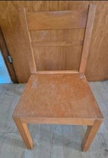 Alter Kinderholzstuhl in einem