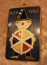 Karneval Mainz 1962: Orden des "NZA" Narr hält Steuerrad, Weiß, blau, rot, gelb