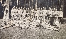 Gruppe junger Soldaten in