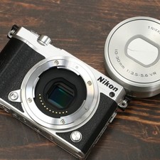 Nikon 1 J5 Silber + 10-30mm