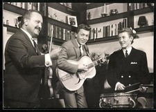 Musiker der Band Die drei Spiers mit Instrumenten, Autogramme, Ansichtskarte 