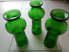 3 grüne Pressglasvasen