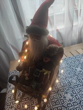Weihnachtsmann, dekorativ,  auf einem Schlitten beleuchtet