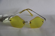 AUSGEFALLENE SONNENBRILLE