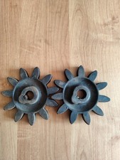 Zwei Stück alte Zahnräder