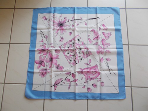 Tuch mit blumenmotiv - tuch,