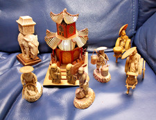 Konvolut fernöstliche Figuren aus elfenbeinfarbigem Kunststoff ca. 8 cm