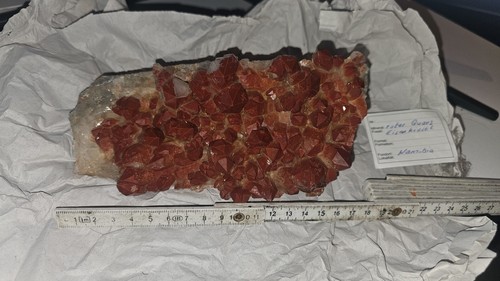 Roter quarz mineralstufe auf - mineralstufe,
