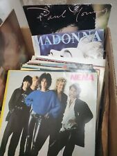 schallplattenspieler mit Schallplattensammlung