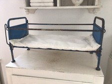 Altes Puppenbett Metallbett