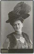 Berliner Dame mit Federhut und