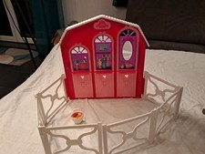 Barbie Mitnahmestall pink mit weißem Zaun