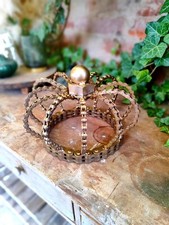 Krone aus Metallschrott –