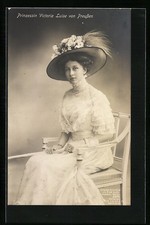 Ansichtskarte Prinzessin Victoria Luise von Preußen sitzt auf einem Stuhl 