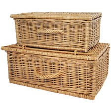 Zwei Weidenkoffer mit