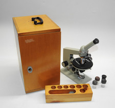 Vintage Mikroskop OMO Sowjetunion, mit Zubehör, Holzkasten