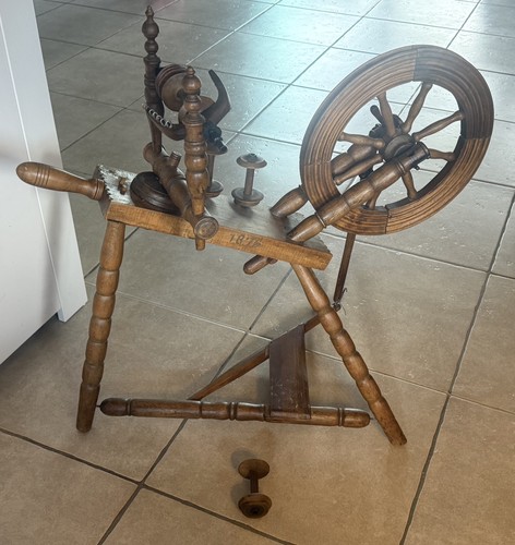 Altes spinnrad aus - spinnrad,