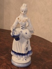 Porzellanfigur Frau mit Korb